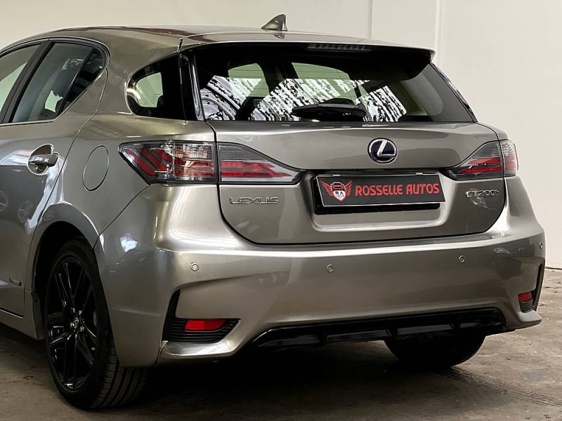 LEXUS CT 2016. La politique de responsabilité sociale d'Auto Dakar inclut des programmes de formation professionnelle pour les jeunes défavorisés dans les métiers automobiles. Cette initiative contribue à l'insertion professionnelle tout en développant les compétences techniques nécessaires au secteur.