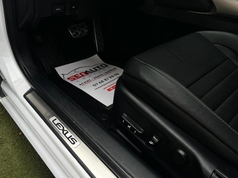 LEXUS IS 2014. Auto Dakar investit continuellement dans la formation de ses équipes pour maintenir le plus haut niveau d'expertise technique et commerciale. Cette politique de formation permanente nous permet de vous offrir des conseils pertinents et un service client d'excellence reconnu par nos clients.