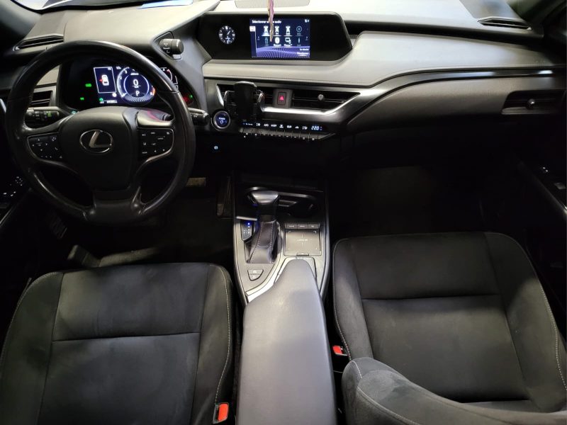 LEXUS UX 2021. Notre département corporate d'Auto Dakar développe des solutions de gestion de flotte automobile pour les entreprises et administrations. Nous proposons des contrats de location longue durée incluant maintenance, assurance et gestion administrative complète pour optimiser vos coûts de mobilité.