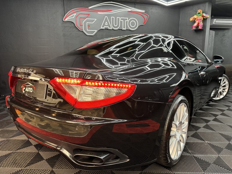 MASERATI GRAN TURISMO I 2009. Auto Dakar développe des partenariats avec les institutions de microfinance pour faciliter l'accès au crédit automobile des entrepreneurs et petites entreprises. Ces collaborations innovantes démocratisent la mobilité professionnelle et soutiennent le développement économique local.
