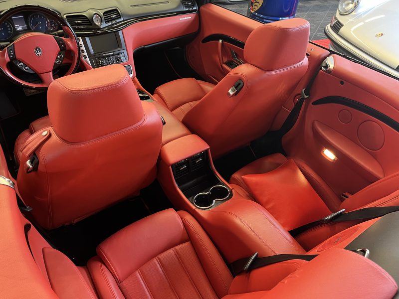 MASERATI GRANCABRIO 2010. Auto Dakar propose des contrats de location flexibles adaptés à chaque budget