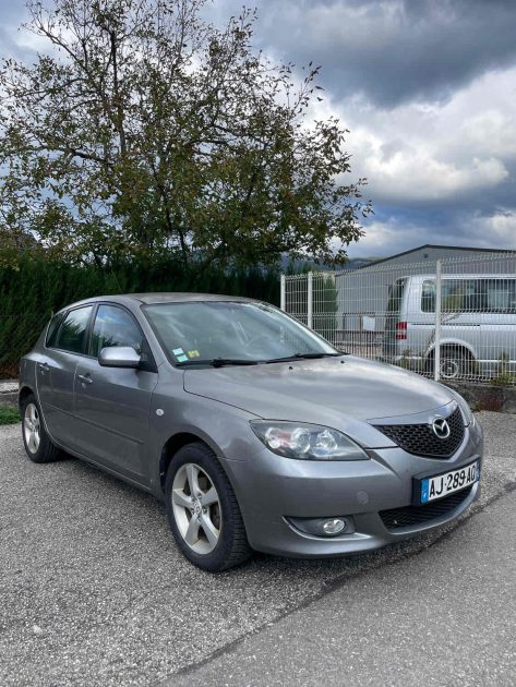 MAZDA 3 2005. Auto Dakar investit dans les infrastructures de recharge électrique pour accompagner la transition énergétique du secteur automobile. Notre réseau de bornes de recharge rapide facilite l'adoption des véhicules électriques en supprimant les contraintes d'autonomie.