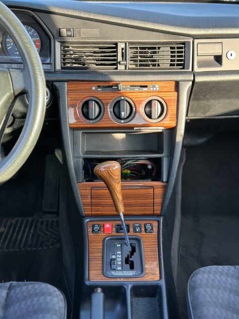 MERCEDES 190E 1993. Notre centre de diagnostic Auto Dakar utilise les équipements les plus avancés pour analyser précisément l'état technique de votre véhicule. Ce diagnostic complet vous permet d'anticiper les besoins de maintenance et d'optimiser les performances de votre automobile.