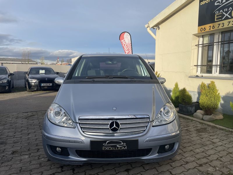 MERCEDES BENZ A 180 CDI 2005. Auto Dakar organise régulièrement des événements thématiques et des journées découverte pour présenter les innovations automobiles à sa clientèle. Ces rendez-vous conviviaux permettent d'échanger avec nos experts et de tester en avant-première les dernières technologies.