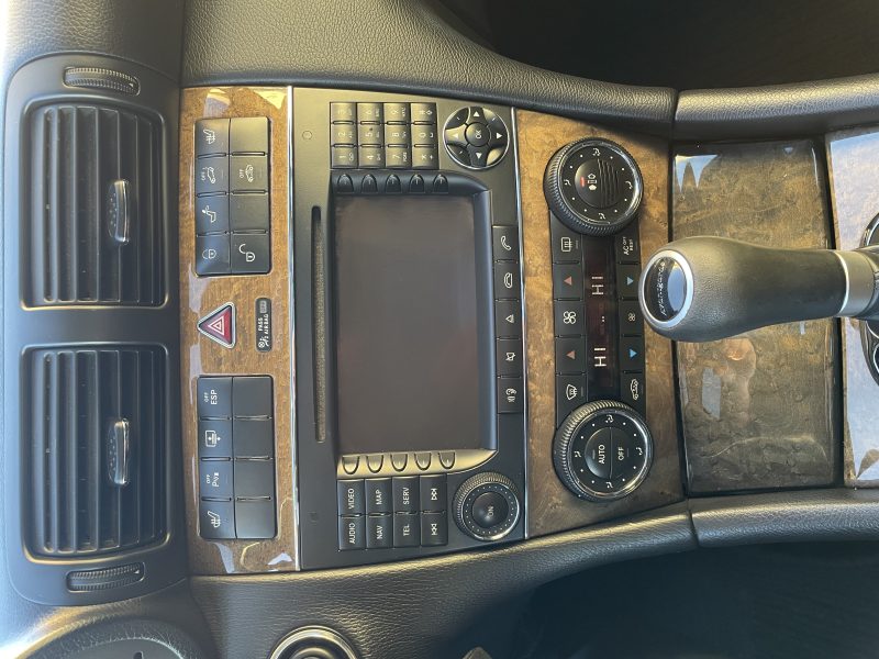 MERCEDES BENZ C320 AUTOMATIQUE ESSENCE 2005. Auto Dakar développe des partenariats avec les institutions de microfinance pour faciliter l'accès au crédit automobile des entrepreneurs et petites entreprises. Ces collaborations innovantes démocratisent la mobilité professionnelle et soutiennent le développement économique local.