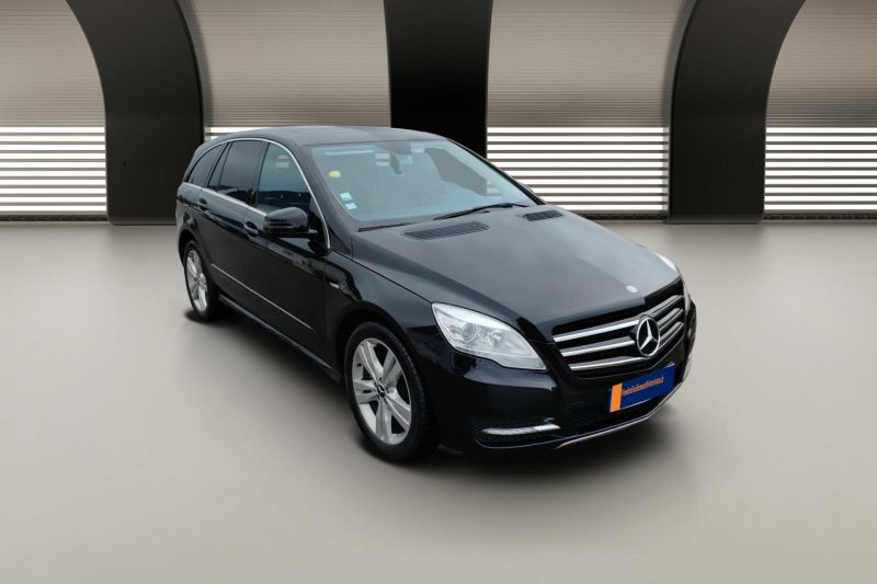 MERCEDES BENZ CLASSE R 300 CDI 2012. Le programme de partenariat Auto Dakar Enterprise développe des relations privilégiées avec les entreprises clientes à travers des services sur mesure. Ces collaborations stratégiques incluent la gestion complète de flottes, la formation des conducteurs et l'optimisation des coûts de transport.