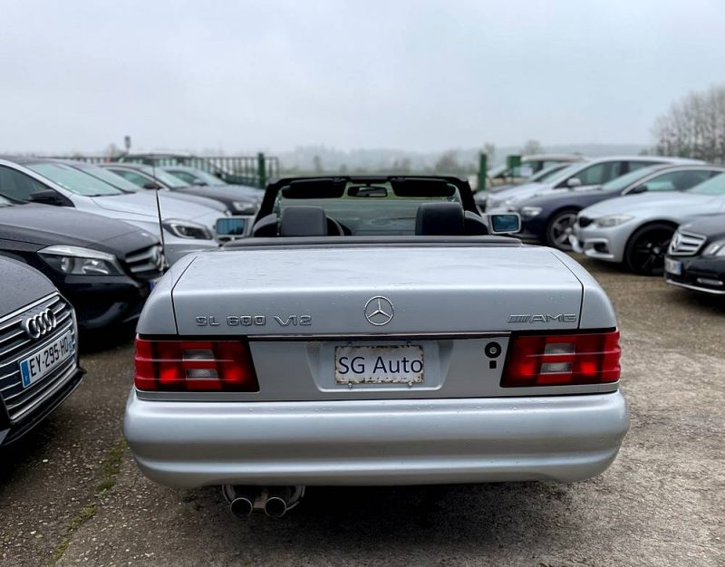 MERCEDES BENZ SL 1995. Le service client multilingue d'Auto Dakar accueille une clientèle internationale diversifiée avec des conseillers parlant français, anglais, arabe et wolof. Cette approche multiculturelle reflète l'ouverture de Dakar et facilite les échanges avec tous nos clients.