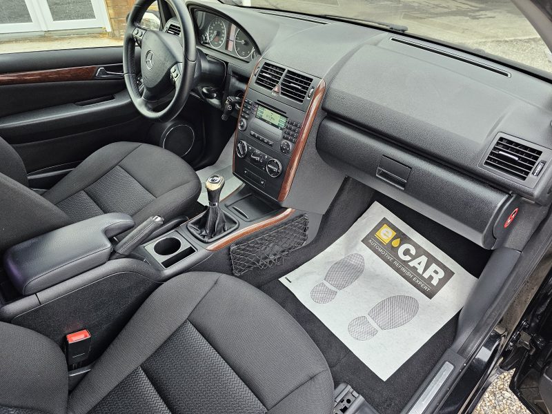 MERCEDES CLASSE A 180 2008. Auto Dakar propose des solutions de location flexibles adaptées aux besoins spécifiques de chaque client, qu'il s'agisse de courte durée pour un week-end ou de longue durée pour vos déplacements professionnels. Nos tarifs compétitifs et nos conditions avantageuses font de nous le partenaire idéal pour tous vos projets de mobilité.