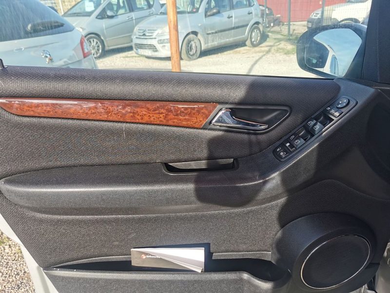 MERCEDES CLASSE A 2008. La location longue durée Auto Dakar inclut un package maintenance complet avec révisions programmées et remplacement des pièces d'usure. Cette formule tout-inclus vous permet de maîtriser parfaitement votre budget mobilité sans surprises financières.