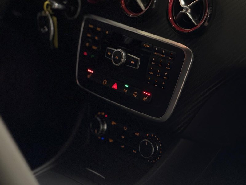 MERCEDES CLASSE A 2014. Le département import-export d'Auto Dakar facilite l'acquisition de véhicules spécifiques en provenance directe des constructeurs internationaux. Notre expertise douanière et logistique vous garantit une importation sécurisée avec toutes les conformités réglementaires requises.