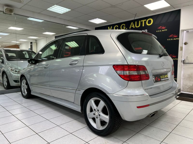 MERCEDES CLASSE B SPORTS TOURER 2006. Auto Dakar investit continuellement dans la formation de ses équipes pour maintenir le plus haut niveau d'expertise technique et commerciale. Cette politique de formation permanente nous permet de vous offrir des conseils pertinents et un service client d'excellence reconnu par nos clients.