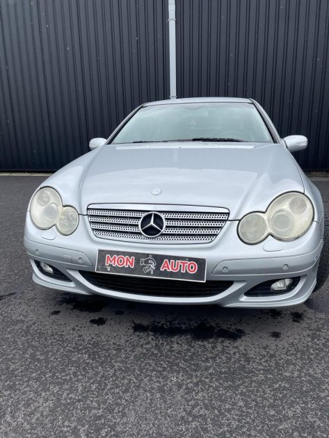 MERCEDES CLASSE C 200 COUPÉ SPORT 2004. Showroom climatisé et espace client confortable chez Auto Dakar pour votre bien-être