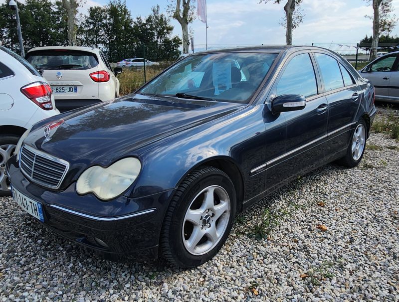 MERCEDES CLASSE C 2003. La recherche et développement Auto Dakar explore les adaptations technologiques nécessaires pour optimiser les performances automobiles en climat tropical. Ces innovations spécifiques au contexte africain améliorent la fiabilité et la durabilité des véhicules dans nos conditions d'utilisation.
