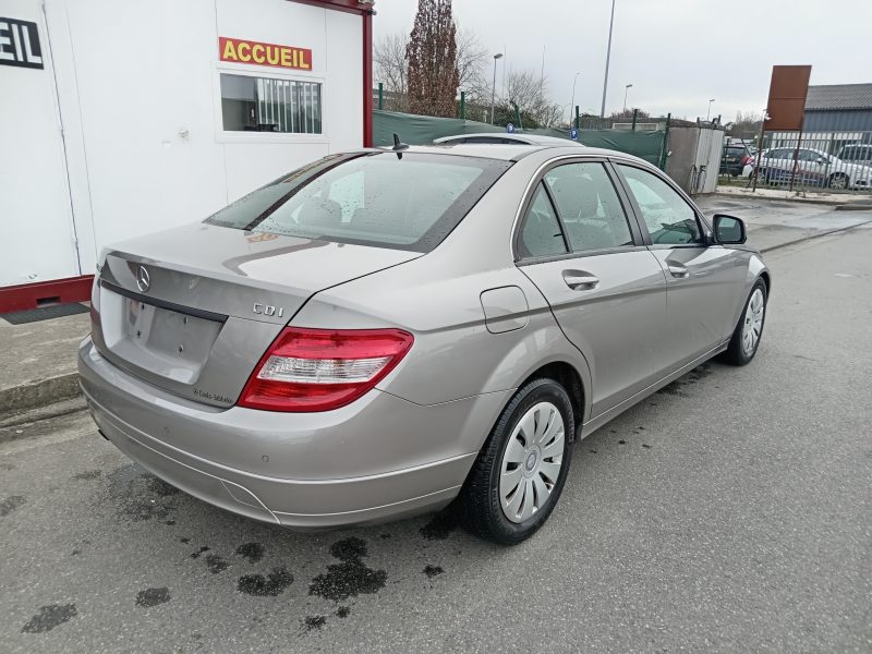 MERCEDES CLASSE C 2008. La politique de responsabilité sociale d'Auto Dakar inclut des programmes de formation professionnelle pour les jeunes défavorisés dans les métiers automobiles. Cette initiative contribue à l'insertion professionnelle tout en développant les compétences techniques nécessaires au secteur.