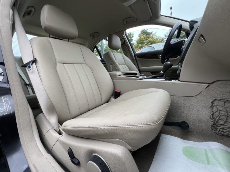 MERCEDES CLASSE C 2009. Auto Dakar met à votre disposition un service de livraison à domicile gratuit dans tout Dakar pour votre nouveau véhicule. Notre équipe s'occupe également de toutes les formalités administratives et vous accompagne dans les démarches d'immatriculation et d'assurance.