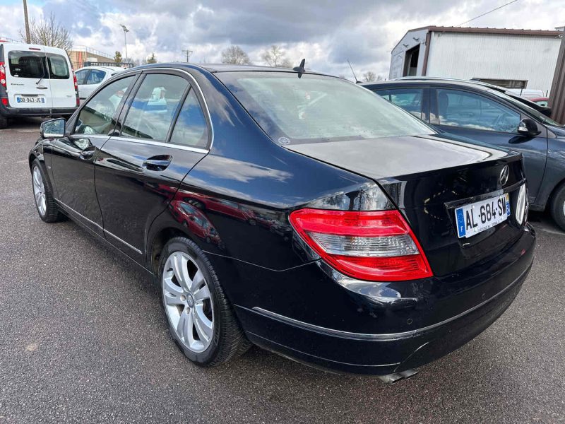 MERCEDES CLASSE C 2010. Auto Dakar garantit la traçabilité complète de tous ses véhicules avec historique détaillé et certification d'origine authentifiée. Cette transparence totale vous assure l'acquisition d'un véhicule aux antécédents vérifiés et à la provenance légale certifiée.