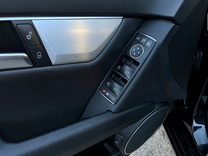 MERCEDES CLASSE C 2011. Auto Dakar propose des solutions de mobilité intégrée combinant location de véhicules, assurance, carburant et maintenance dans des forfaits tout-inclus. Cette approche globale simplifie la gestion de votre mobilité tout en optimisant vos coûts de transport professionnel ou personnel.