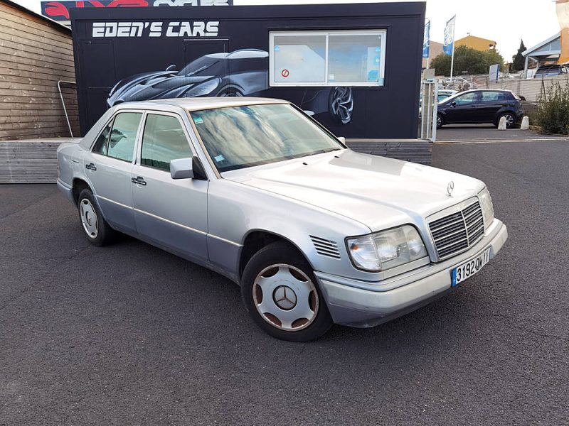 MERCEDES CLASSE E 1994. Showroom climatisé et espace client confortable chez Auto Dakar pour votre bien-être