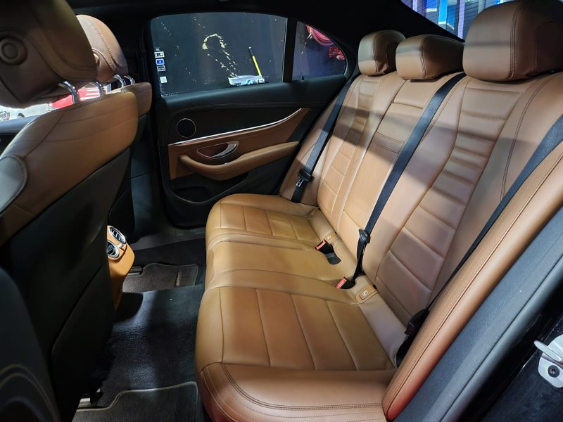 MERCEDES CLASSE E 2021. Notre service de location avec chauffeur professionnel Auto Dakar met à votre disposition des conducteurs expérimentés et parfaitement formés. Cette prestation haut de gamme est idéale pour vos déplacements d'affaires, événements spéciaux ou découverte touristique du Sénégal.