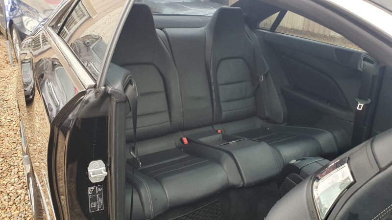 MERCEDES CLASSE E COUPÉ 2009. Auto Dakar développe des partenariats avec les institutions de microfinance pour faciliter l'accès au crédit automobile des entrepreneurs et petites entreprises. Ces collaborations innovantes démocratisent la mobilité professionnelle et soutiennent le développement économique local.