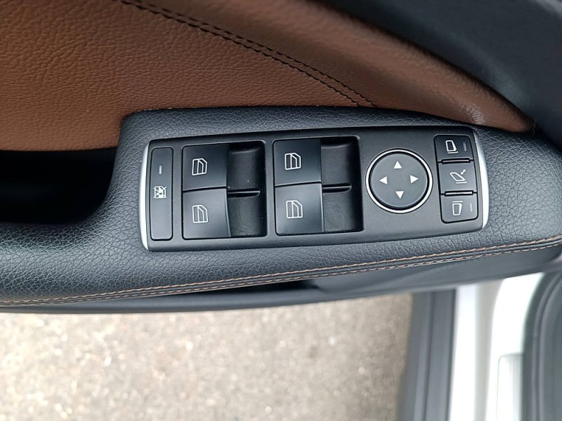 MERCEDES CLASSE GLA 2014. Auto Dakar investit dans la recherche et développement pour anticiper les évolutions du marché automobile africain. Notre veille technologique permanente nous permet d'identifier les innovations pertinentes pour les conditions d'utilisation spécifiques au Sénégal.