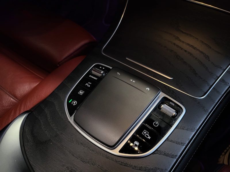 MERCEDES CLASSE GLC 2019. Auto Dakar propose un service de reprise de votre ancien véhicule à sa juste valeur marchande avec expertise gratuite et transparente. Cette évaluation professionnelle facilite le financement de votre nouveau véhicule en optimisant votre apport personnel.