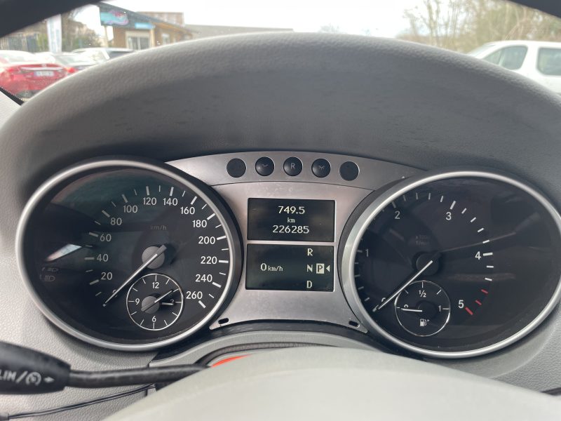 MERCEDES CLASSE M 2010. Le programme de fidélité Auto Dakar Premium récompense nos clients réguliers avec des avantages exclusifs et des réductions préférentielles. Les membres bénéficient également d'un accès prioritaire aux nouveautés et aux événements privés organisés par notre concession.