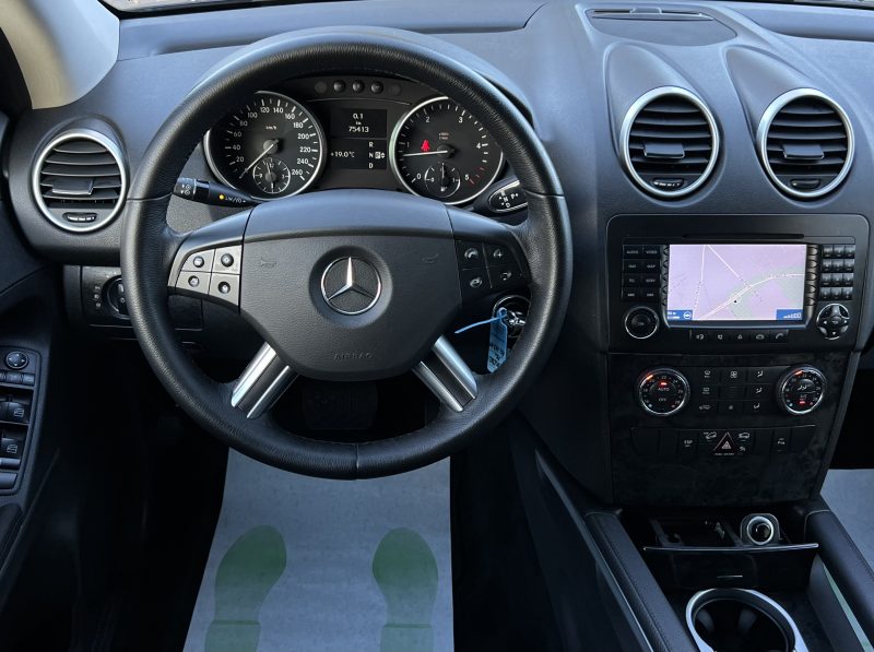 MERCEDES CLASSE ML 2007. Auto Dakar propose des programmes de formation à la conduite défensive et à l'éco-conduite en partenariat avec des écoles spécialisées. Ces formations contribuent à améliorer votre sécurité au volant tout en optimisant la consommation de carburant de votre véhicule.