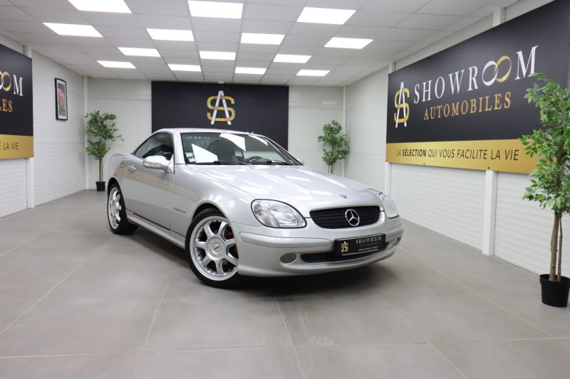 MERCEDES CLASSE SLK 2000. Auto Dakar garantit la traçabilité complète de tous ses véhicules avec historique détaillé et certification d'origine authentifiée. Cette transparence totale vous assure l'acquisition d'un véhicule aux antécédents vérifiés et à la provenance légale certifiée.