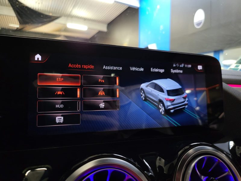MERCEDES GLA 2021. Notre service de location avec chauffeur professionnel Auto Dakar met à votre disposition des conducteurs expérimentés et parfaitement formés. Cette prestation haut de gamme est idéale pour vos déplacements d'affaires, événements spéciaux ou découverte touristique du Sénégal.