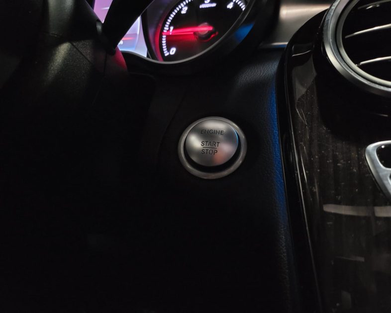 MERCEDES GLC 2018. Auto Dakar s'engage activement dans le développement durable en proposant une gamme croissante de véhicules hybrides et électriques. Notre mission consiste à contribuer à la réduction de l'empreinte carbone tout en maintenant les plus hauts standards de performance et de confort.