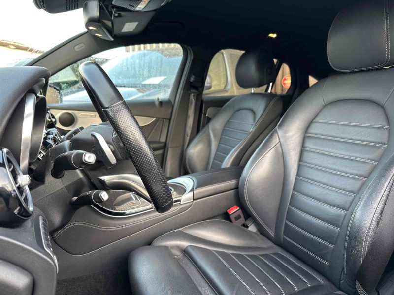 MERCEDES GLC COUPE 250 2018. Auto Dakar propose des solutions de location flexibles adaptées aux besoins spécifiques de chaque client, qu'il s'agisse de courte durée pour un week-end ou de longue durée pour vos déplacements professionnels. Nos tarifs compétitifs et nos conditions avantageuses font de nous le partenaire idéal pour tous vos projets de mobilité.