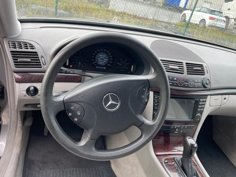 MERCEDES MERCEDES CLASSE E 2005. Auto Dakar propose des solutions de mobilité intégrée combinant location de véhicules, assurance, carburant et maintenance dans des forfaits tout-inclus. Cette approche globale simplifie la gestion de votre mobilité tout en optimisant vos coûts de transport professionnel ou personnel.