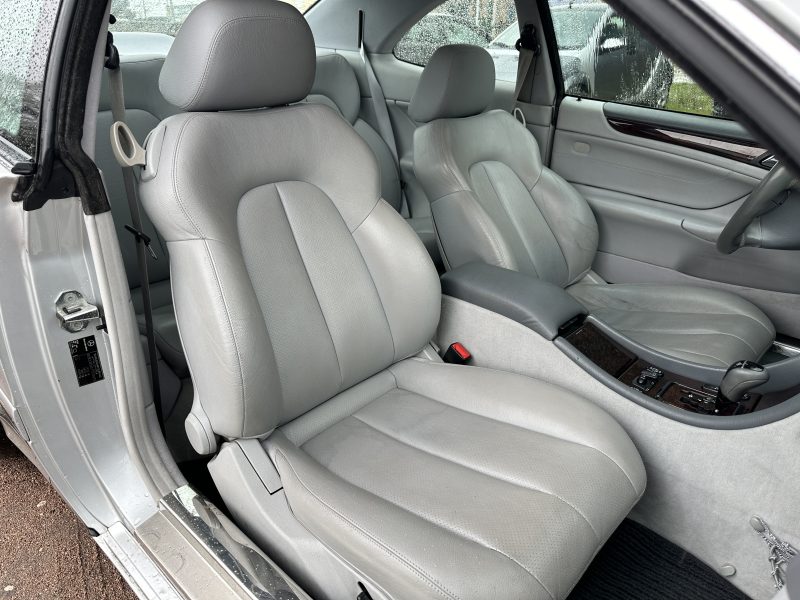 MEREDES CLK 2000. Vivez l'expérience Auto Dakar : showroom moderne et accueil personnalisé