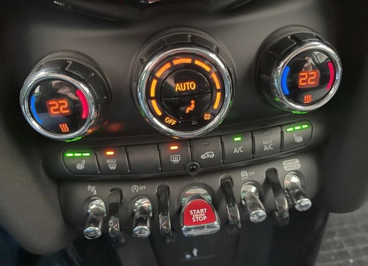 MINI COOPER 1.5 I 136 CH BVA7 3P 2021. Auto Dakar révolutionne le marché automobile sénégalais avec une approche client personnalisée et des services d'exception. Notre engagement quotidien consiste à vous offrir une expérience d'achat unique, alliant conseils d'experts et solutions de financement sur mesure.
