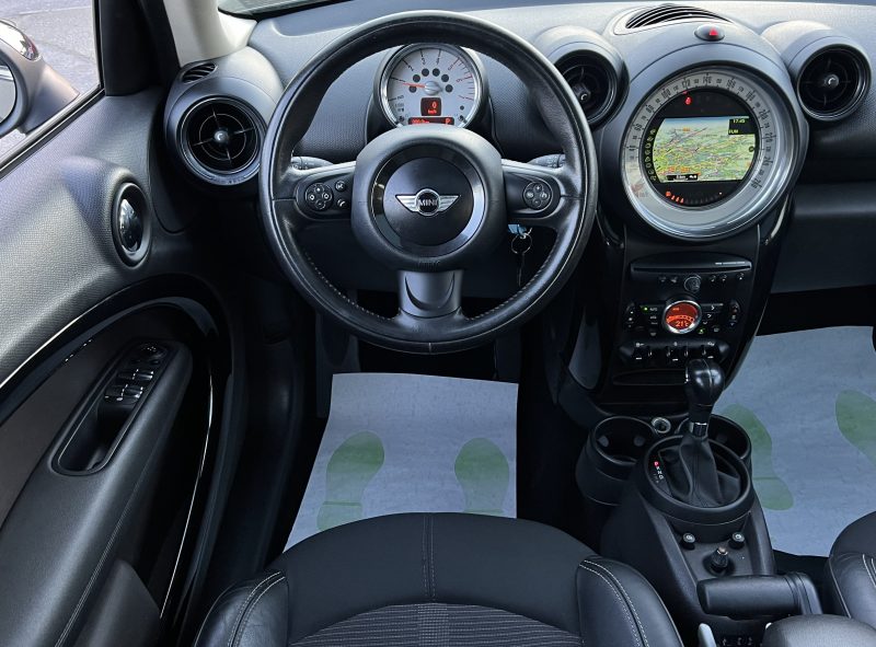 MINI COUNTRYMAN 2013. Depuis plus de trois décennies, Auto Dakar construit sa réputation sur la confiance et l'excellence opérationnelle. Nous sommes fiers d'accompagner des milliers de familles et d'entreprises dans leurs projets de mobilité avec professionnalisme et intégrité.