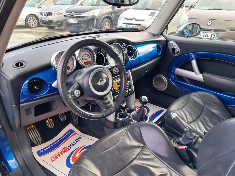 MINI MINI 2004. Showroom climatisé et espace client confortable chez Auto Dakar pour votre bien-être