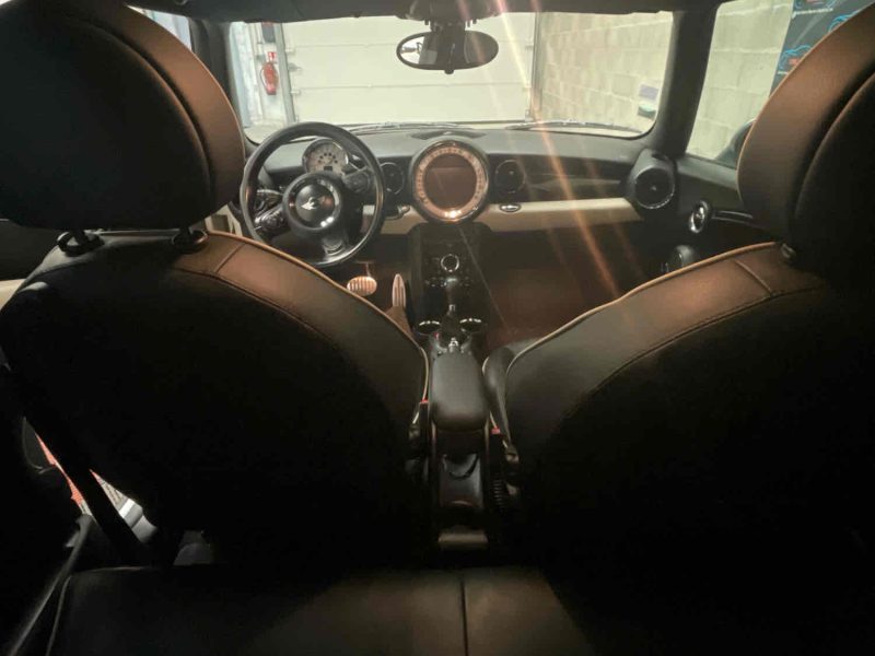 MINI MINI 2011. La location longue durée Auto Dakar inclut un package maintenance complet avec révisions programmées et remplacement des pièces d'usure. Cette formule tout-inclus vous permet de maîtriser parfaitement votre budget mobilité sans surprises financières.
