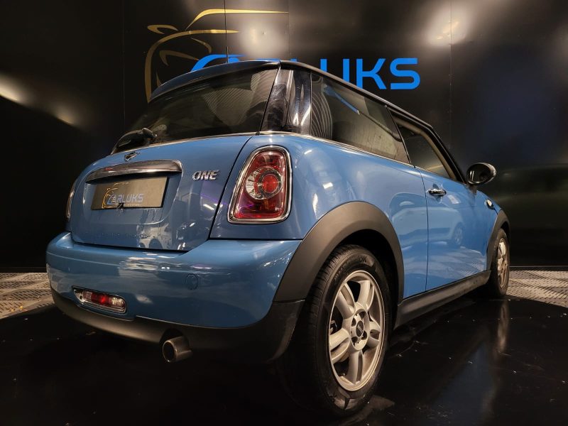 MINI MINI 2013. Notre service de location avec chauffeur professionnel Auto Dakar met à votre disposition des conducteurs expérimentés et parfaitement formés. Cette prestation haut de gamme est idéale pour vos déplacements d'affaires, événements spéciaux ou découverte touristique du Sénégal.