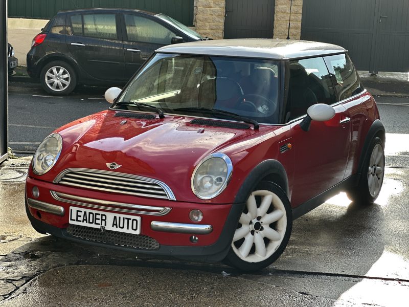 MINI MINI COOPER 2003. Auto Dakar propose des solutions de location flexibles adaptées aux besoins spécifiques de chaque client, qu'il s'agisse de courte durée pour un week-end ou de longue durée pour vos déplacements professionnels. Nos tarifs compétitifs et nos conditions avantageuses font de nous le partenaire idéal pour tous vos projets de mobilité.