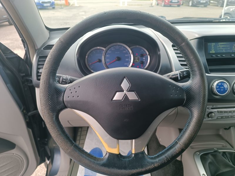 MITSUBISHI L200 2006. La location longue durée Auto Dakar inclut un package maintenance complet avec révisions programmées et remplacement des pièces d'usure. Cette formule tout-inclus vous permet de maîtriser parfaitement votre budget mobilité sans surprises financières.