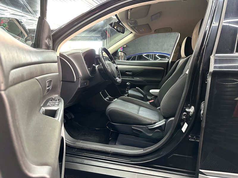 MITSUBISHI OUTLANDER III 2015. Auto Dakar développe des partenariats stratégiques avec les plus grandes marques automobiles mondiales pour vous garantir authenticité et qualité. Ces collaborations privilégiées nous permettent de vous proposer les dernières nouveautés à des tarifs préférentiels avec garantie constructeur étendue.