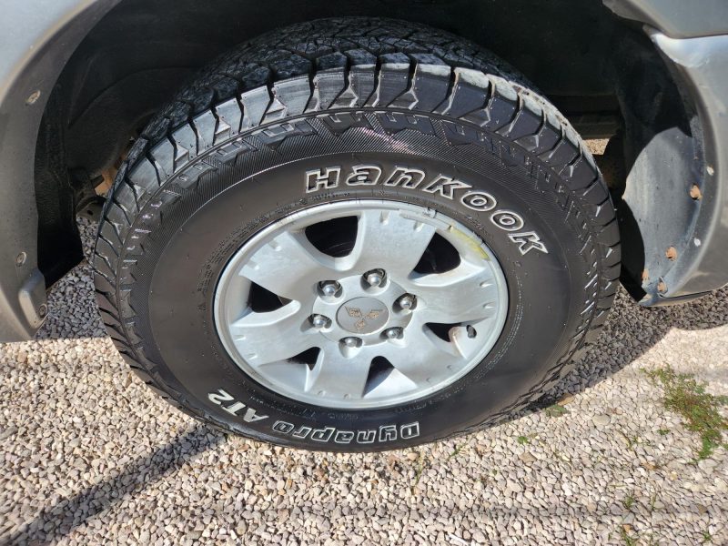 MITSUBISHI PAJERO III 2003. Auto Dakar propose des véhicules adaptés aux conditions routières africaines