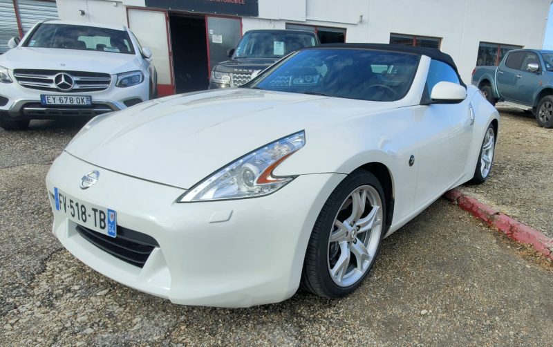NISSAN 370Z ROADSTER 2011. Auto Dakar s'engage activement dans le développement durable en proposant une gamme croissante de véhicules hybrides et électriques. Notre mission consiste à contribuer à la réduction de l'empreinte carbone tout en maintenant les plus hauts standards de performance et de confort.
