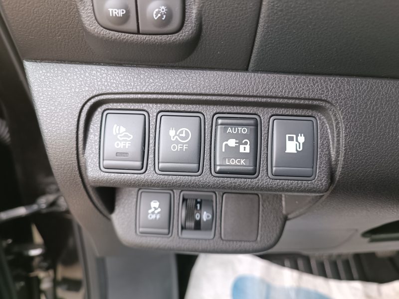 NISSAN LEAF 2016. Auto Dakar développe des partenariats avec les institutions de microfinance pour faciliter l'accès au crédit automobile des entrepreneurs et petites entreprises. Ces collaborations innovantes démocratisent la mobilité professionnelle et soutiennent le développement économique local.