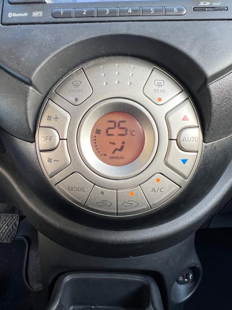 NISSAN MICRA IV 2011. Auto Dakar développe une approche omnicanale avec une présence digitale renforcée pour faciliter vos démarches d'achat et de location. Notre plateforme en ligne vous permet de consulter notre stock, réserver votre véhicule et suivre l'avancement de votre dossier en temps réel.