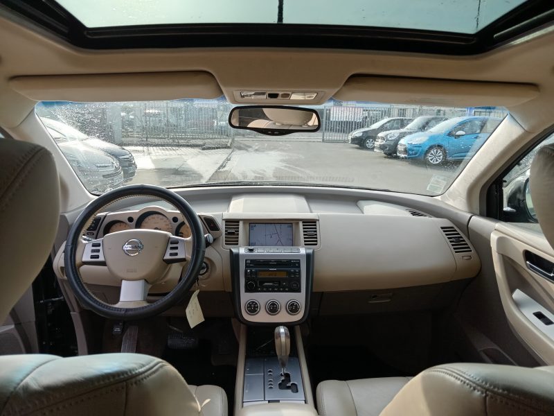 NISSAN MURANO I 2005. Auto Dakar collabore avec les institutions financières internationales pour proposer des solutions de crédit adaptées aux investisseurs et entrepreneurs. Ces partenariats privilégiés facilitent l'acquisition de véhicules professionnels pour développer votre activité économique.