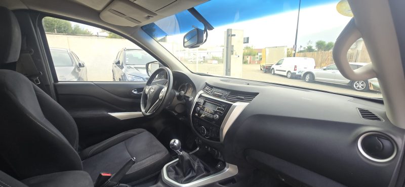 NISSAN NP300 NAVARA 2017. La location longue durée Auto Dakar inclut un package maintenance complet avec révisions programmées et remplacement des pièces d'usure. Cette formule tout-inclus vous permet de maîtriser parfaitement votre budget mobilité sans surprises financières.
