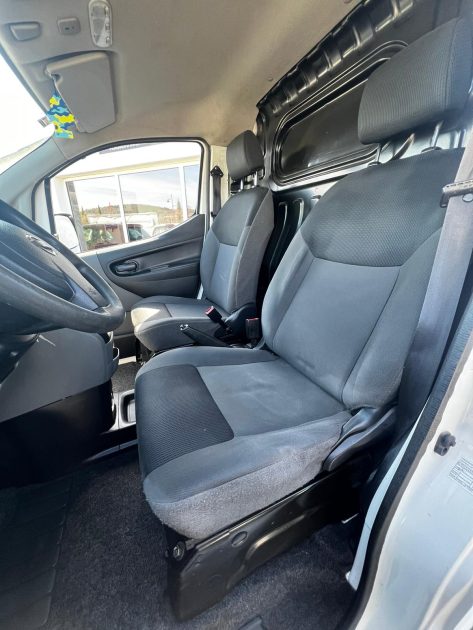 NISSAN NV200 2015. Service de conciergerie automobile exclusif chez Auto Dakar pour les clients VIP