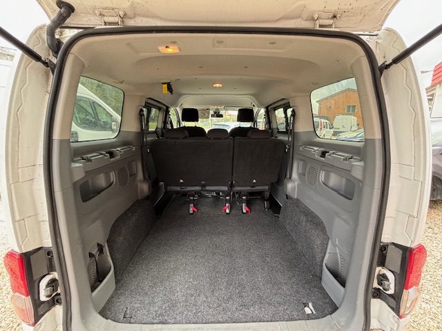 NISSAN NV200 2016. Vivez l'expérience Auto Dakar : showroom moderne et accueil personnalisé